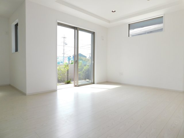 名古屋市緑区梅里２丁目の新築一戸建の居間・リビング|◇リビング◇　　南面で広くて明るく広いリビング１９．１帖　リビングから出入りできる、暮らしに寄り添うテラスの庭付き♪
