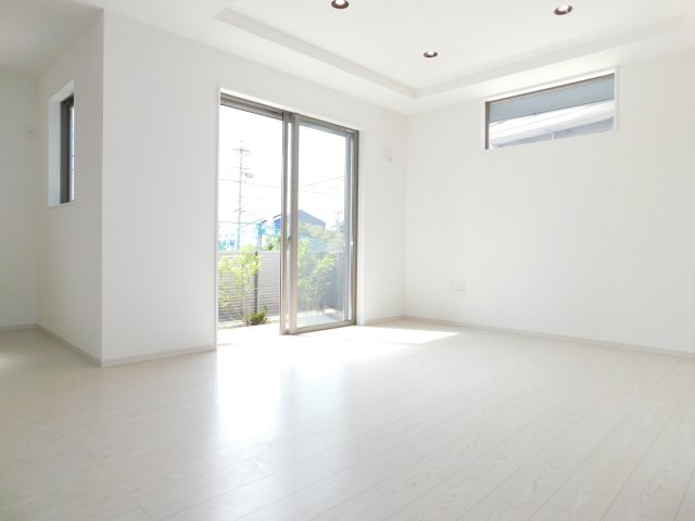 名古屋市緑区梅里２丁目の新築一戸建の居間・リビング|◇リビング◇　　南面で広くて明るく広いリビング１９．１帖　リビングから出入りできる、暮らしに寄り添うテラスの庭付き♪