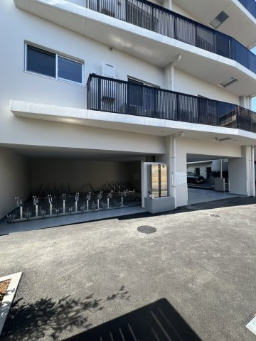 クレストコート北千住レジデンスの駐車場