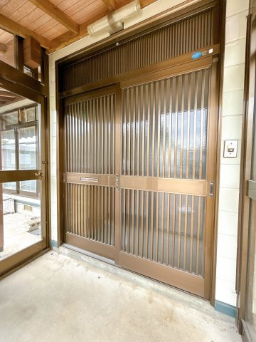 【玄関】 | 大仙市藤木字八幡腰　戸建て | 【リフォーム中】玄関を外側から撮影しました。