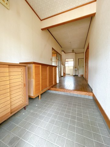【玄関】 | 大仙市藤木字八幡腰　戸建て | 【リフォーム中】玄関を撮影しました。シューズボックスは新品に交換する予定です。