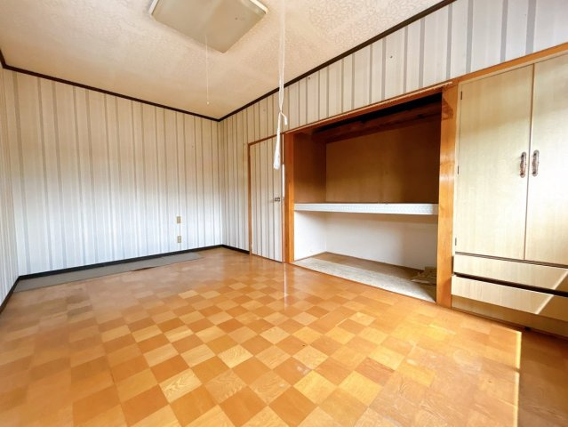 【洋室】 | 大仙市藤木字八幡腰　戸建て | 【リフォーム中】2階西側約7.5帖の洋室です。フローリングは重ね張り、天井・壁はクロスで仕上げます。また、収納建具と照明も新品のものに交換予定です。