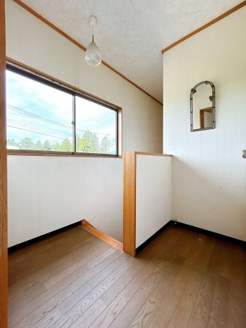 【内装】 | 大仙市藤木字八幡腰　戸建て | 【リフォーム済】2階廊下です。床はフローリング重張、天井は塗装、壁はクロスで仕上げる予定です。