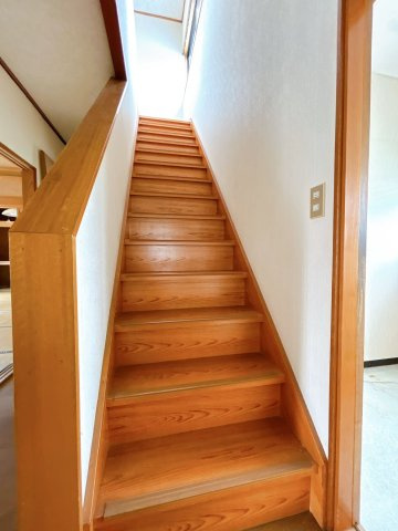 【内装】 | 大仙市藤木字八幡腰　戸建て | 【リフォーム中】階段を１階から撮影しました。天井・壁はクロスで仕上げます。