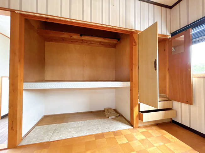 【洋室】 | 大仙市藤木字八幡腰　戸建て | 【リフォーム中】2階西側約7.5帖の洋室の収納です。建具は新品に交換予定で、内部はクロスで仕上げます。です。