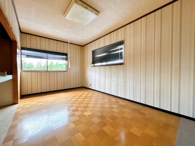 【洋室】 | 大仙市藤木字八幡腰　戸建て | 【リフォーム中】2階西側約7.5帖の洋室です。フローリングは重ね張り、天井・壁はクロスで仕上げます。また、収納建具と照明も新品のものに交換予定です。