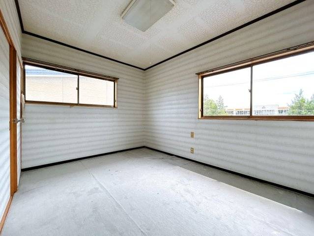 【洋室】 | 大仙市藤木字八幡腰　戸建て | 【リフォーム中】2階東側約6帖の洋室です。フローリングは重ね張り、天井・壁はクロスで仕上げます。また、収納建具と照明も新品のものに交換予定です。