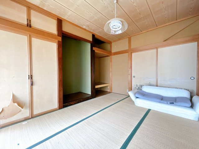 【和室】 | 大仙市藤木字八幡腰　戸建て | 【リフォーム中】隣の和室と繋げて約１６帖LDKにする予定です。床はフローリングで仕上げ、天井・壁はクロスで仕上げます。