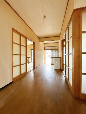 【内装】 | 大仙市藤木字八幡腰　戸建て | 【リフォーム中】1階廊下です。フローリングは重ね張り、天井・壁はクロスで仕上げます。