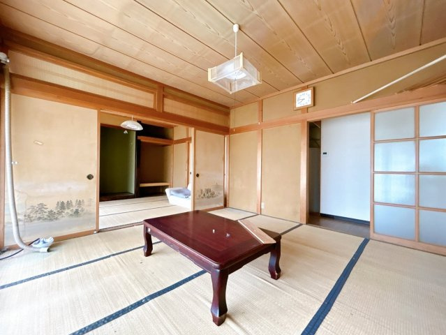 【和室】 | 大仙市藤木字八幡腰　戸建て | 【リフォーム中】隣の和室と繋げて約１６帖LDKにする予定です。床はフローリングで仕上げ、天井・壁はクロスで仕上げます。