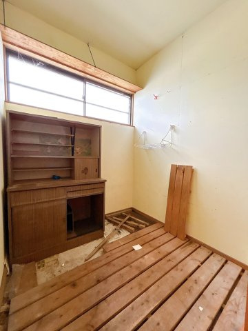 【洋室】 | 大仙市藤木字八幡腰　戸建て | 【リフォーム中】1階約7.5帖の洋室の収納へリフォームします。床はフローリングで仕上げ、天井・壁はクロスで仕上げます。