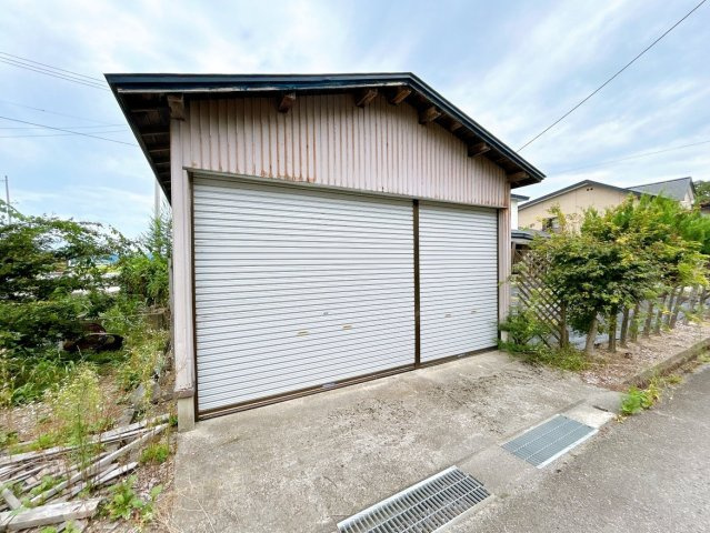 【駐車場】 | 大仙市藤木字八幡腰　戸建て | 【リフォーム中】車庫を外から撮影しました。