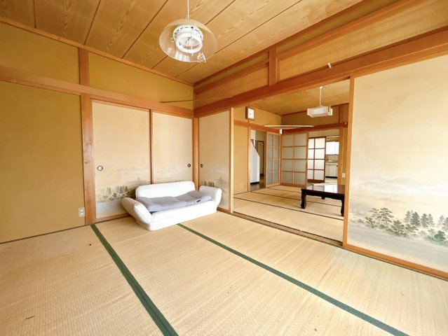 【和室】 | 大仙市藤木字八幡腰　戸建て | 【リフォーム中】写真奥の和室と繋げて約１６帖LDKにする予定です。床はフローリングで仕上げ、天井・壁はクロスで仕上げます。
