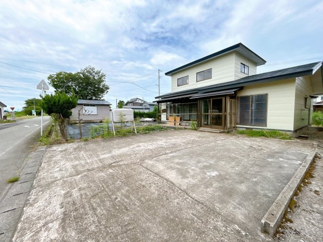 【駐車場】 | 大仙市藤木字八幡腰　戸建て | 【リフォーム中】駐車スペースです。普通車3台駐車できるスペースがあります。駐車スペースが広いと運転が苦手な方も安心ですね。
