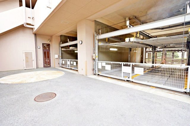 ローレルコート今福鶴見の駐車場