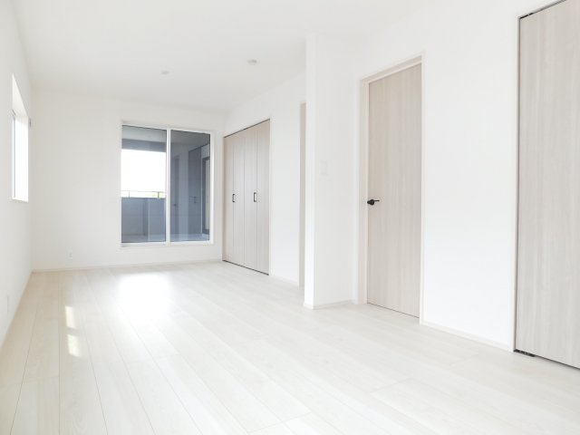 名古屋市緑区藤塚１丁目の新築一戸建の洋室|◇洋室◇　　南面で明るい洋室１０．５帖　全居室収納完備！　お子様の成長に合わせて５．２５帖の洋室２部屋に変更できます！　バルコニー利用可♪
