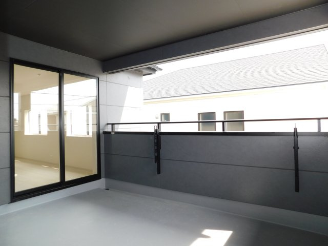 名古屋市緑区藤塚１丁目の新築一戸建のバルコニー|◇インナーバルコニー◇　　雨や強風、直射日光を避けやすく、洗濯物を安心して干すことができます♪