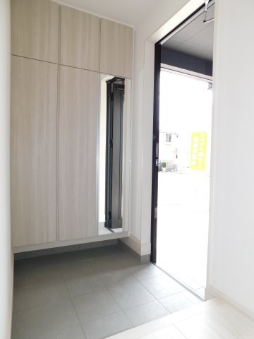 名古屋市緑区藤塚１丁目の新築一戸建の玄関|◇玄関◇　　家族の履物がスッキリと片付くミラー付き収納！