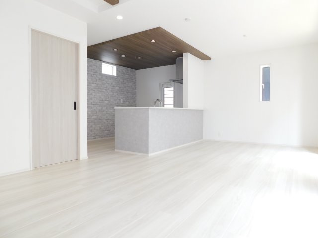 名古屋市緑区藤塚１丁目の新築一戸建の居間・リビング|◇リビング◇　　南面で明るいリビング１８．０帖　ポップアップ天井の対面キッチン♪