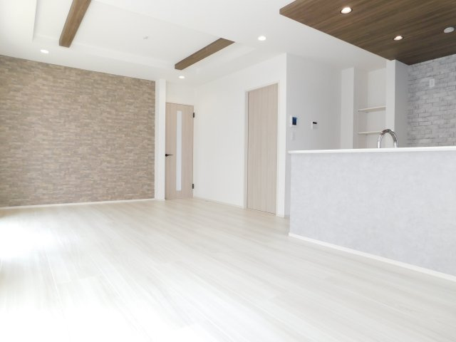 名古屋市緑区藤塚１丁目の新築一戸建の居間・リビング|◇リビング◇　　南面で明るいリビング１８．０帖　折上天井の開放感のある空間♪