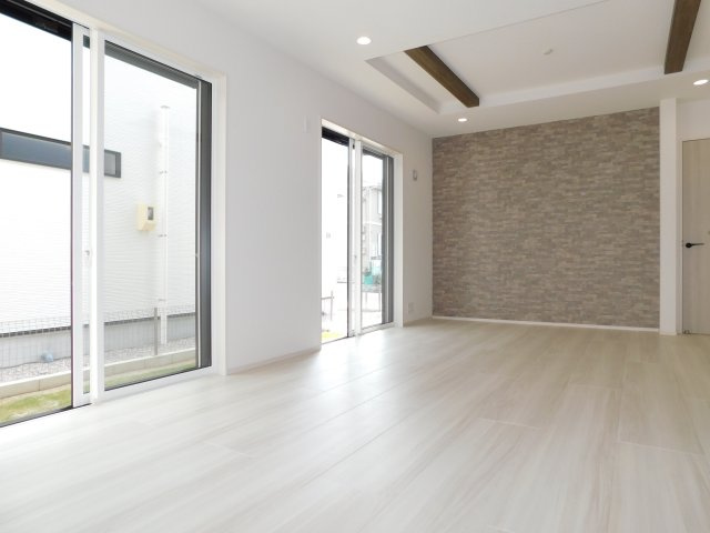名古屋市緑区藤塚１丁目の新築一戸建の居間・リビング|◇リビング◇　　南面で明るいリビング１８．０帖　グラビオエッジの壁面がアクセントを加えて、リビングを個性的に演出します♪
