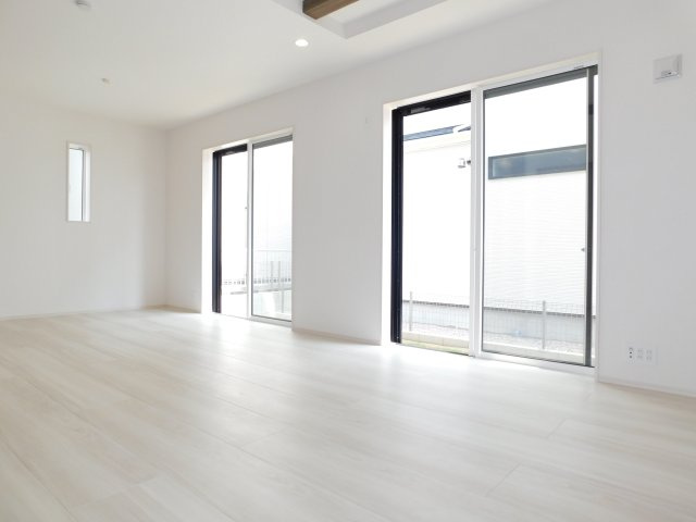 名古屋市緑区藤塚１丁目の新築一戸建の居間・リビング|◇リビング◇　　南面で明るいリビング１８．０帖　グラビオエッジの壁面がアクセントを加えて、リビングを個性的に演出します♪