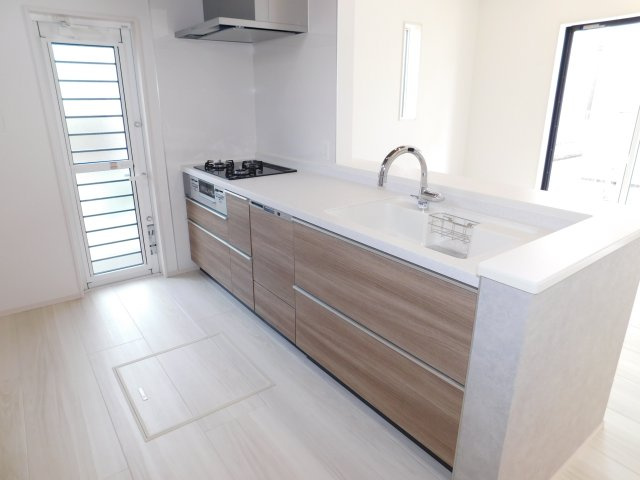 名古屋市緑区藤塚１丁目の新築一戸建のキッチン|◇キッチン◇　　対面キッチン・人工大理石天板システムキッチン・タッチレス水栓・食洗機・・静音仕様シンク・薄型換気扇・スローインクローズレール・床下収納庫・勝手口