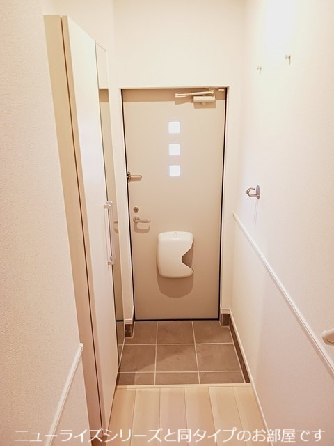 鳥羽町アパートの玄関