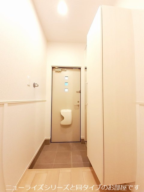 鳥羽町アパートの玄関