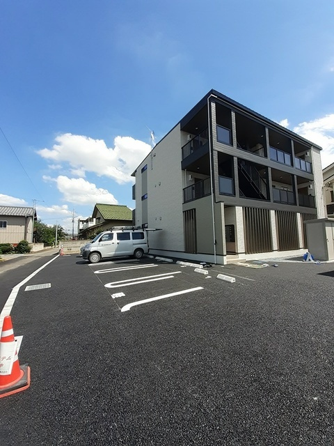 ブリランテの駐車場