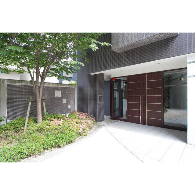 Gramercy Juso-higashi 3rdのエントランス