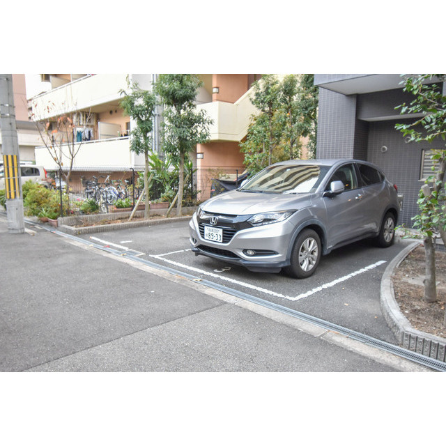 Gramercy Juso-higashi 3rdの駐車場