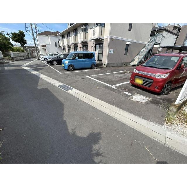 ジュネス９２の駐車場