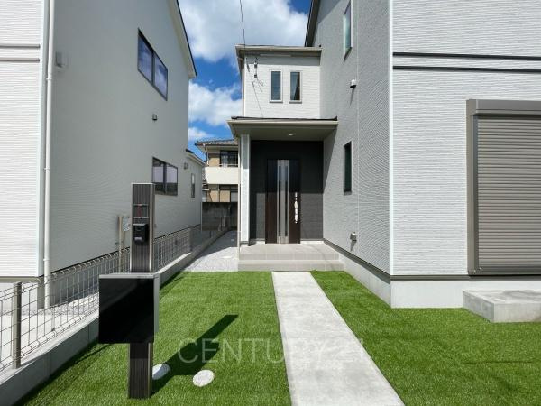 前橋市光が丘町B号棟の玄関|スマートキー付きの玄関。
鍵を探すことなくドアの開閉が可能です。
郵便物を守る鍵付きポストです。
インターホンは録画機能付きで防犯面に優れます。