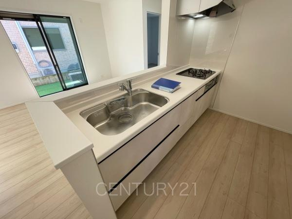 前橋市朝倉町2丁目4番 A号棟のキッチン|シンクも大きく洗い物もしやすい浄水器付。シャワーヘッドは引き出し可能、シンクの隅々まで洗い流せます。