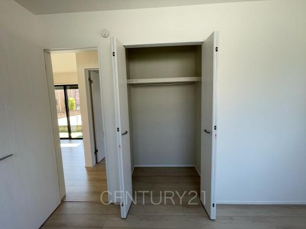 前橋市朝倉町2丁目4番 A号棟の収納|ハンガーパイプ付きクローゼットです