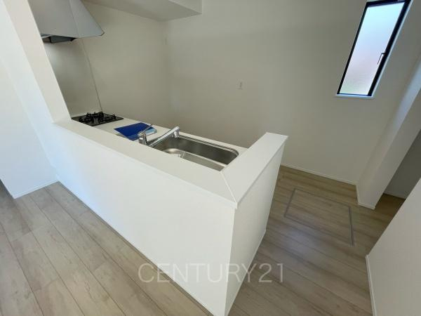 前橋市朝倉町2丁目4番 A号棟のキッチン|窓付きの明るいキッチン