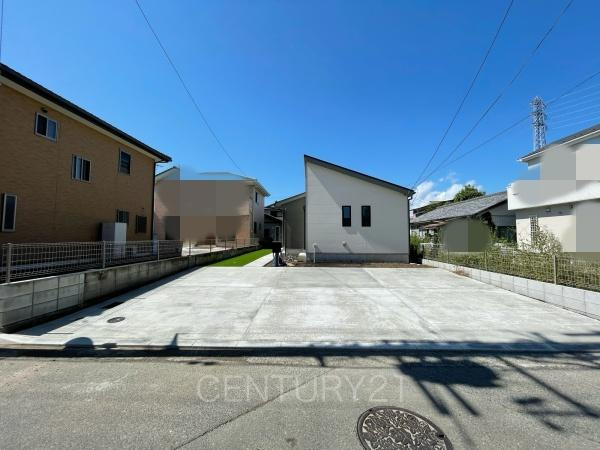 前橋市朝倉町2丁目4番 A号棟の前面道路含む現地写真|並列駐車可能な駐車場