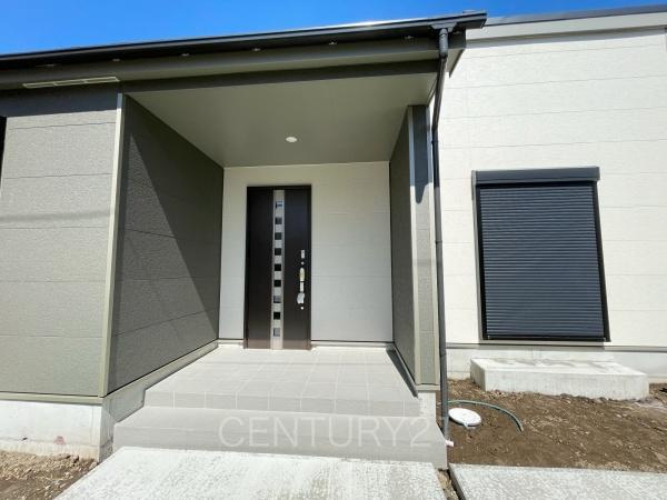 前橋市朝倉町2丁目4番 A号棟の玄関|スマートキー付きの玄関。
鍵を探すことなくドアの開閉が可能です。
郵便物を守る鍵付きポストです。
インターホンは録画機能付きで防犯面に優れます。