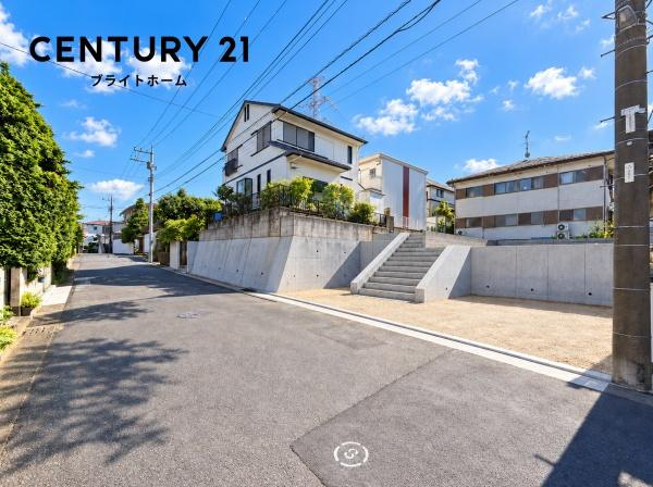 横浜市旭区中希望が丘の新築一戸建の前面道路含む現地写真|前面道路が広いので、安心して駐車可能です！
是非現地へお越しください。