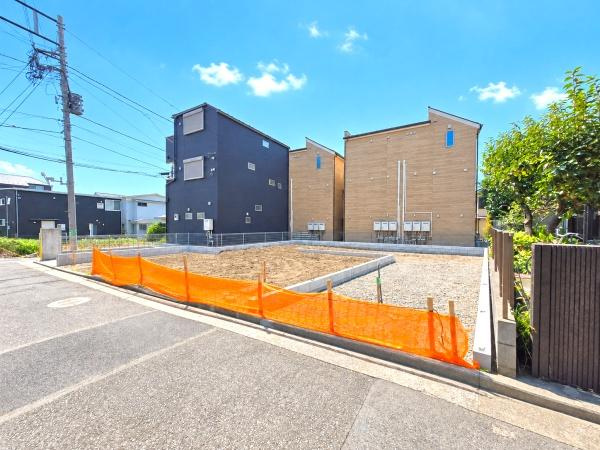 横浜市金沢区寺前１丁目の新築一戸建の前面道路含む現地写真|陽当りの良さが伝わります。
是非一度、現地へ起こしください。

