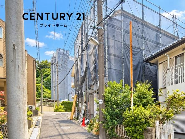 横浜市神奈川区松見町１丁目の新築一戸建の前面道路含む現地写真|車通りが少ない為、小さなお子様にも安心です。
是非一度、現地へ起こしください。