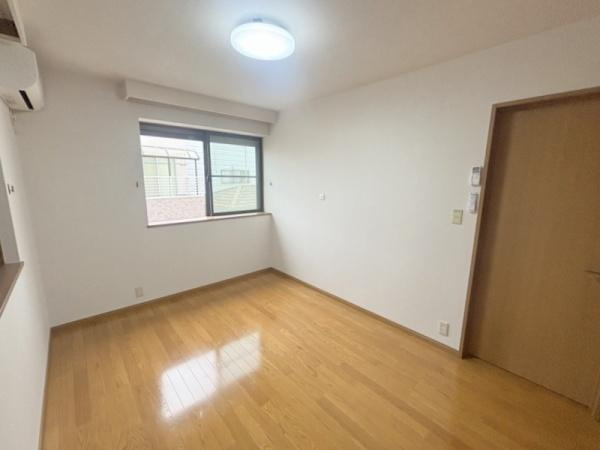 三軒家西1丁目戸建ての洋室