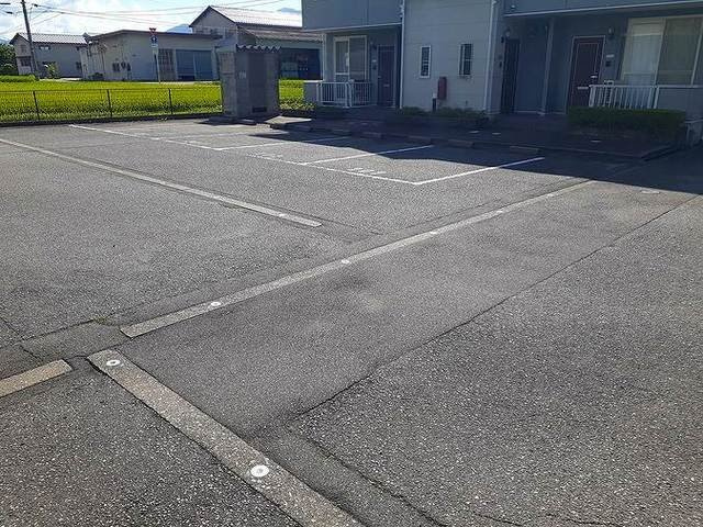 ソル・レヴェンテⅡの駐車場