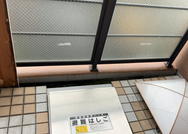 【バルコニー】 | セントラルコート古淵 | 南面に面した15.56㎡の広々としたバルコニーです。日当たりが良く、洗濯物や布団もスムーズに乾かすことができます。角部屋につき2面バルコニー仕様となっており、優れた通風環境も魅力的です。