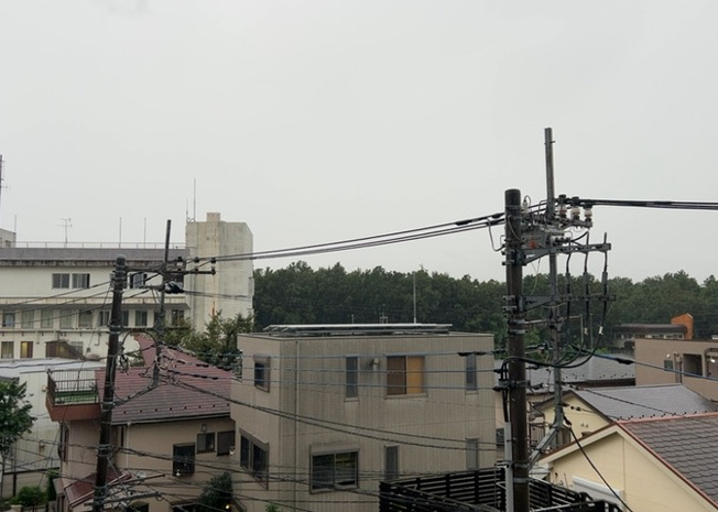 【展望】 | セントラルコート古淵 | 本物件の4階部分からの眺望です。前面に大きな遮蔽物がなく、南向きならではの明るい陽光と爽やかな風を感じられる開放的なロケーションです。時間帯ごとに変化する空の表情をゆったりとお楽しみいただけます。