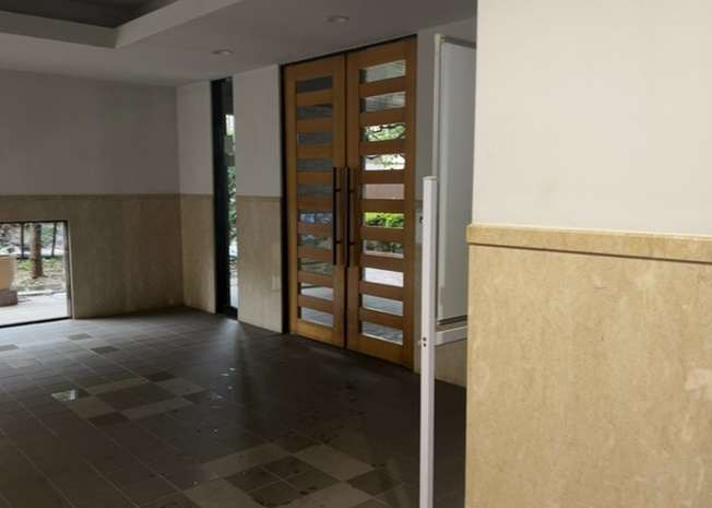 【エントランス】 | セントラルコート古淵 | マンションの顔であるエントランス部分です。不審者の侵入を防ぐオートロックシステムや防犯カメラを設置しており、セキュリティ面でも安心していただけます。管理の行き届いた綺麗な空間が広がっています。