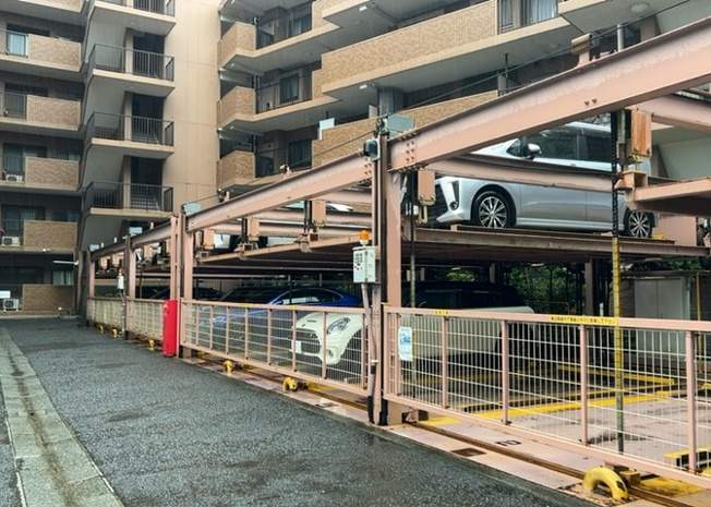 【駐車場】 | セントラルコート古淵 | 敷地内に設けられた駐車スペースです（月額11,250円）。愛車を敷地内に停められるため、重いお買い物袋の運び出しなどもスムーズに行えます。空き状況や詳細につきましてはお問合せの上ご確認ください。