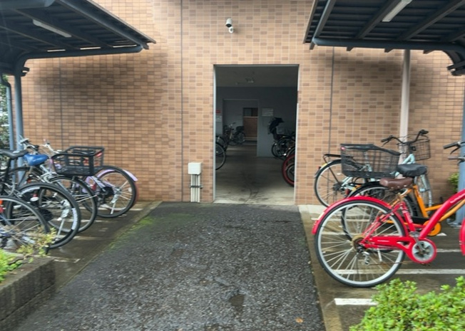 【駐輪場】 | セントラルコート古淵 | 敷地内にある駐輪場スペースです。自転車は無料でご利用いただけます。バイク置場（月額1,000円）も完備されており、通勤や通学、日々のお買い物に自転車や二輪車をお使いの方にも大変便利な環境です。
