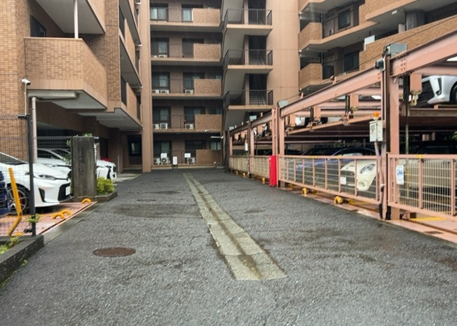 【駐車場】 | セントラルコート古淵 | セントラルコート古淵の敷地内駐車場です。平坦地に位置しているため、お車の入出庫もスムーズに行えます。お車をお持ちの方やマイカーでの移動が多いご家庭にも嬉しい設備条件がしっかりと整っています。